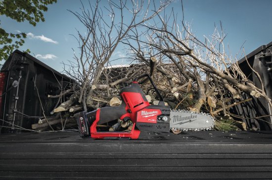 Milwaukee M12 FUEL Akku-Astsäge | Kompakte Kraft für die Baumpflege