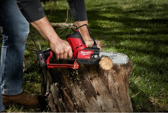 Milwaukee M12 FUEL Akku-Astsäge | Kompakte Kraft für die Baumpflege