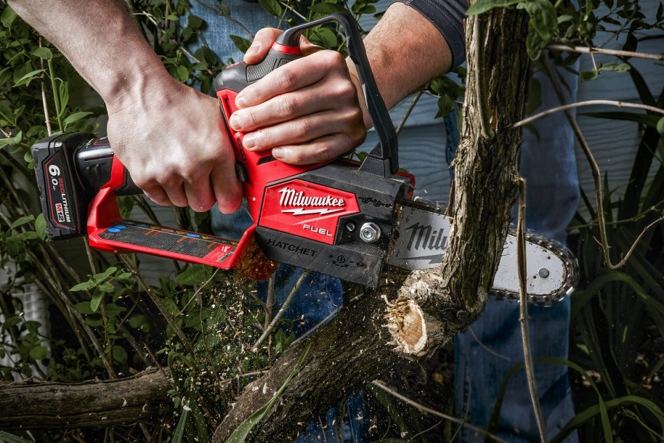 Milwaukee M12 FUEL Akku-Astsäge | Kompakte Kraft für die Baumpflege