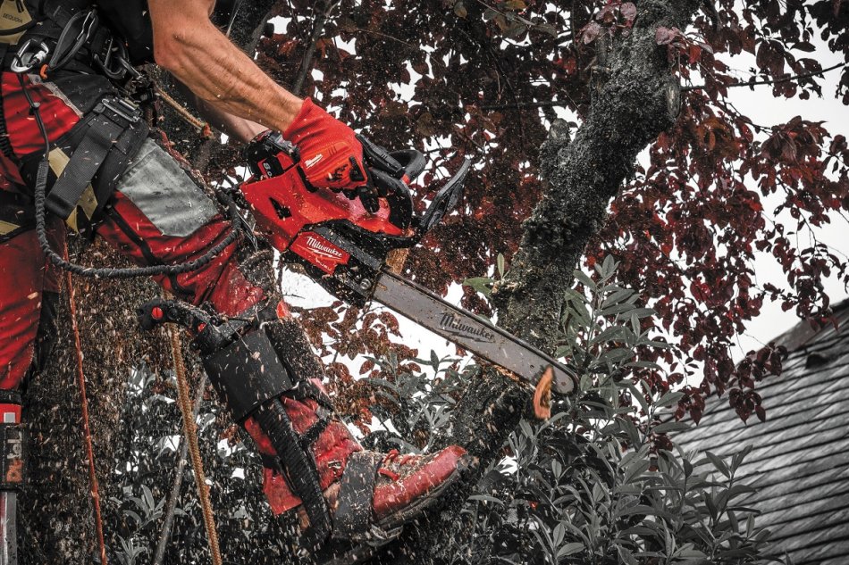 Milwaukee M18 FUEL Akku-Top-Handle-Kettensäge 35 cm | Kabellose Präzision für Baumpflege